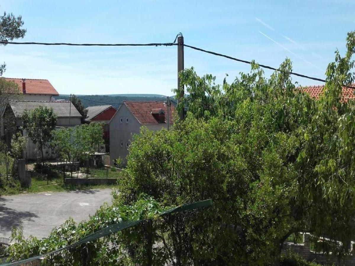Apartments Smilje I Maslina Gornji Karin Exteriör bild