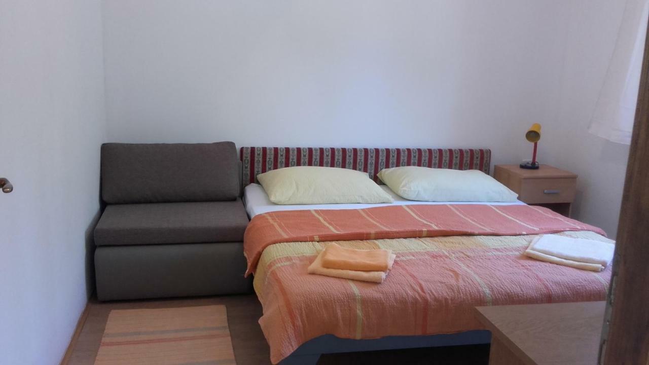Apartments Smilje I Maslina Gornji Karin Exteriör bild