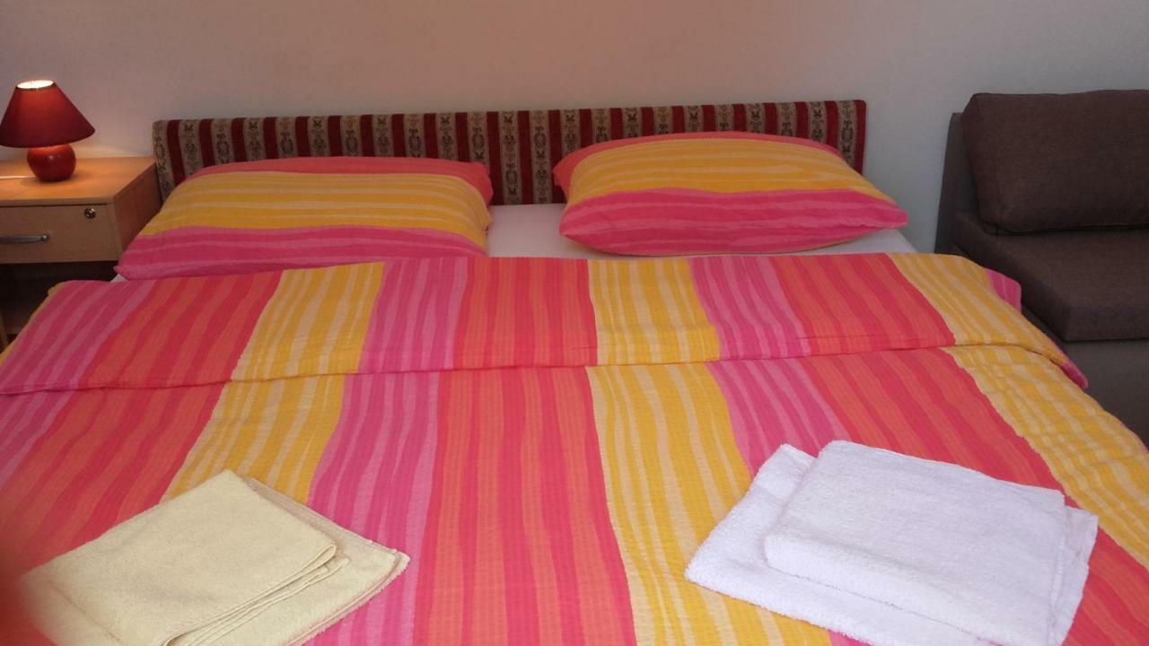 Apartments Smilje I Maslina Gornji Karin Exteriör bild