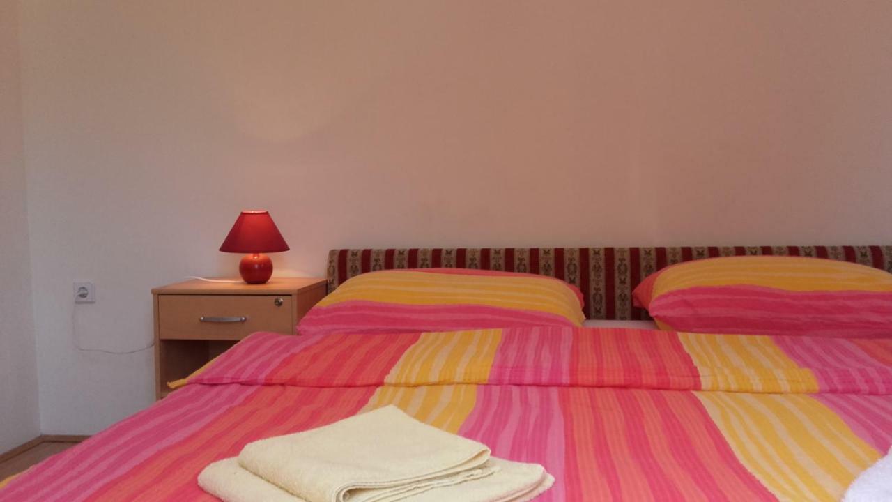 Apartments Smilje I Maslina Gornji Karin Exteriör bild